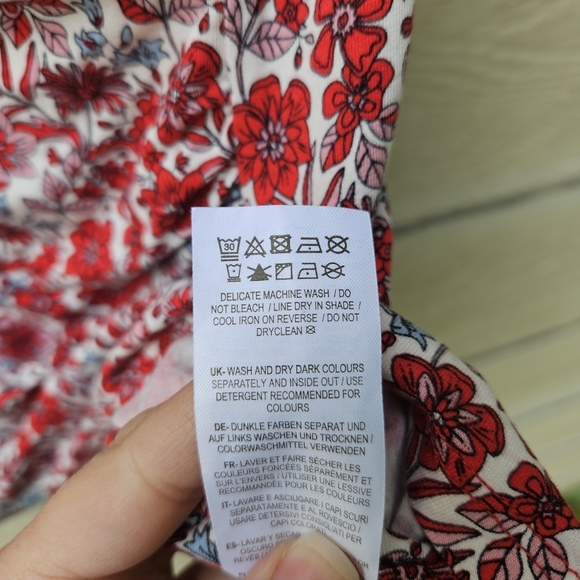 Boden red floral jersey knit surplice blouse SEE MEASUREMENTS - Picture 4 of 5